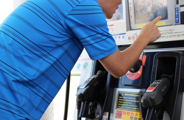 セルフ型ガソリンスタンドの給油機